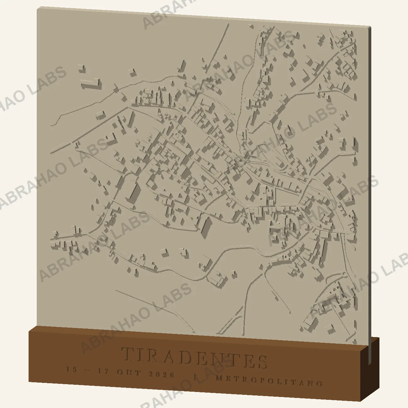 Placa com o mapa do centro histórico de Tiradentes em relevo sobre base em tom madeira, lote de 10 peças impressas para empresa de turismo