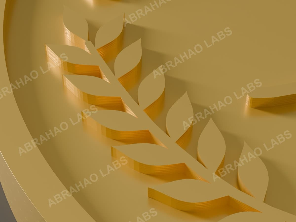 Detalhe ampliado do relevo de louros da medalha personalizada, mostrando a definição do modelo 3D